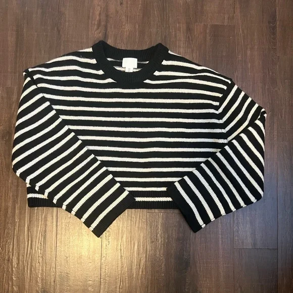 NWT Black and White Cropped Sweater - Picture 7 of 8